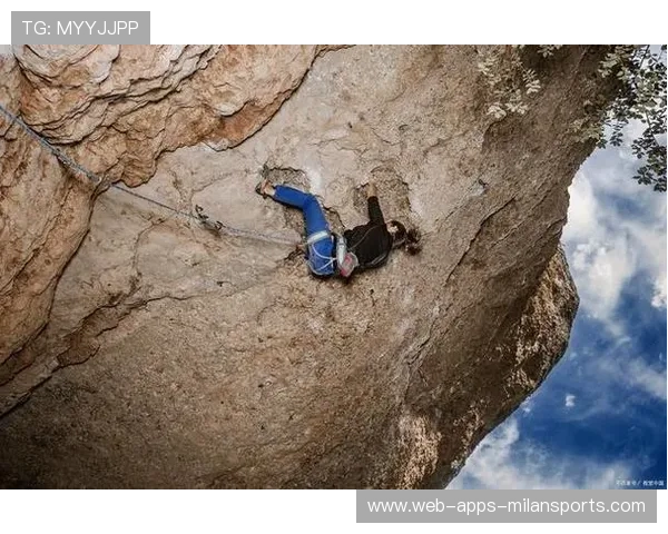攀岩选手在终点做俯卧撑庆祝 攀岩选手在终点做俯卧撑庆祝