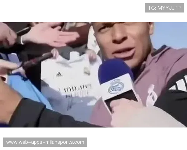 姆巴佩与儿童粉丝互动太暖｜让偶像成为孩子心中的光芒