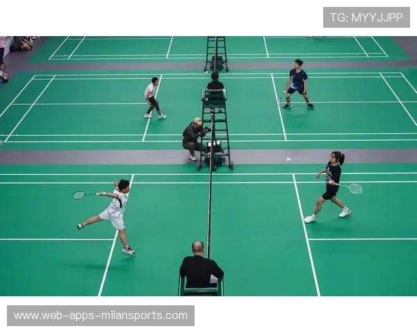 羽毛球选手比赛中提裤子太尬？幽默背后的运动员形象与赛事精神