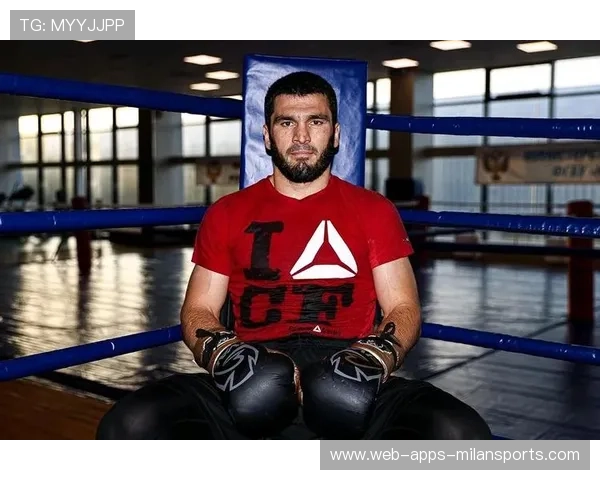 贝特比耶夫训练表情严肃，目标明确